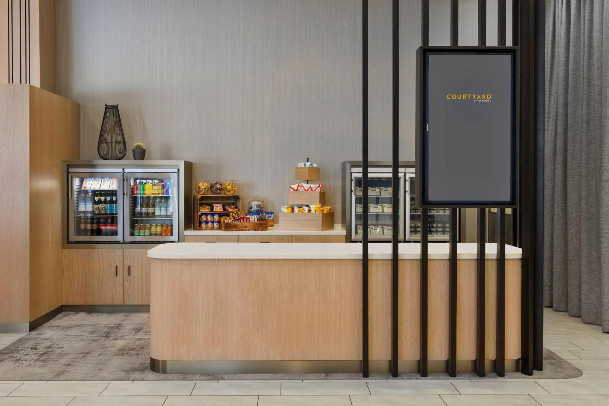 Courtyard By Marriott East Hotel 4*