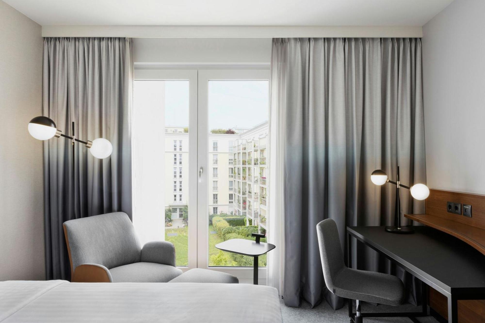 Courtyard By Marriott East Hotel